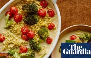 Receta rápida y fácil de Georgina Hayden para un plato de fideos asados picantes | Alimento