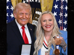 El presidente Trump entregó una medalla a un atleta olímpico estadounidense en la Casa Blanca