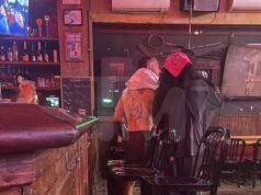 Shia LaBeouf es visto sin camisa en un bar de Nueva Orleans tras una supuesta pelea