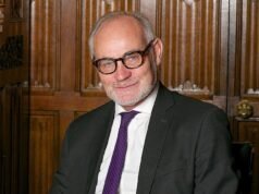 El ex ministro conservador Crispin Blunt acusado de posesión de drogas de clase A y B