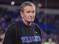 Mitch Barnhart de Kentucky se retirará en junio después de 24 años como director deportivo
