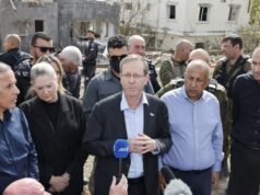 El presidente Isaac Herzog visita el lugar del ataque con misiles iraníes en Zarzir