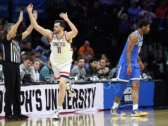 El récord personal de Alex Karaban lleva a UConn a superar a UCLA en el enfrentamiento Sweet 16 contra Michigan State