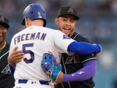 Freddie Freeman es abrazado por Ketel Marte durante la victoria de los Dodgers por 3-2 sobre los Diamondbacks