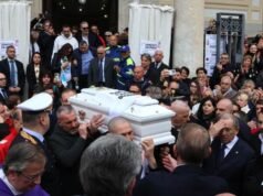 Miles de personas se despiden del niño italiano que murió tras un error de trasplante