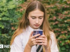 Adolescentes británicos probarán prohibiciones de redes sociales y toques de queda digitales