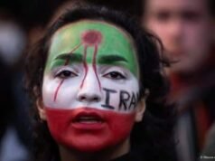 Los iraníes intentan contactar con sus familiares en el extranjero a través de la frontera con Turquía