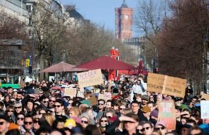 Miles de personas se manifiestan en Berlín contra la violencia sexual en línea y los deepfakes