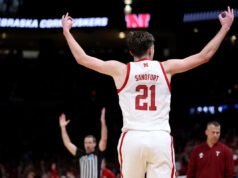 March Madness: Payton Sandfort del Thunder vuela durante la noche para sorprender a su hermano Pryce Sandfort mientras Nebraska abre contra Troy