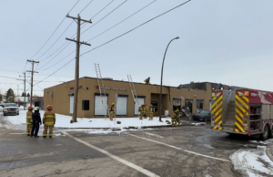 Un incendio destruye un taller de automóviles de alta gama en Canadá; los riesgos de las baterías de los vehículos eléctricos llaman la atención