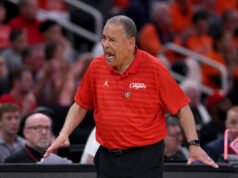 El No. 3 Illinois vence al No. 2 Houston en su propio juego para reclamar el puesto Elite 8 contra Iowa