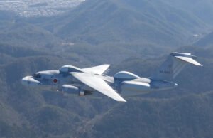 El nuevo avión de guerra electrónica de Japón, el ‘patito feo’, despega