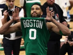 Jayson Tatum de los Celtics entra a la cancha por primera vez desde la lesión del tendón de Aquiles y recibe una gran ovación