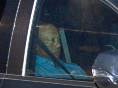 Tiger Woods parece enojado en nuevas fotos cuando sale de la cárcel luego de ser arrestado por conducir ebrio