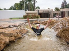 Un político sudafricano bucea en un bache gigante para resaltar las fallas en la gestión de la ciudad