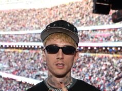 Machine Gun Kelly ve a un fan caer en el escenario durante un concierto y muestra un video