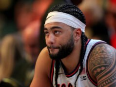 El timbre bloqueado interrumpe el juego Elite 8 entre el No. 3 Illinois y el No. 9 Iowa en la primera mitad