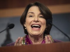 La senadora Amy Klobuchar habla del “débil” acuerdo entre Live Nation y el Departamento de Justicia