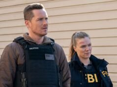 ¿Están saliendo Halstead y Upton del Departamento de Policía de Chicago después de cruzarse?