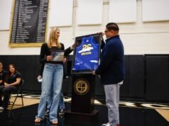 McKenna Woliczko de Mitty recibe la camiseta de baloncesto All-American de McDonald’s