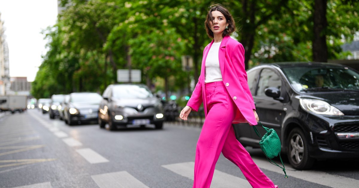 PARÍS, FRANCIA - 5 DE MAYO: Ketevan Giorgadze @katie.one viste bolso verde de cuero tejido The Bulb de Bottega Veneta, camiseta sin mangas blanca de Zara, chaqueta tipo blazer holgada y extragrande en color neón con cuello de solapa, mangas largas y hombros pronunciados, bolsillos delanteros con solapa en rosa fuerte de Zara, pantalones masculinos de cintura alta con pliegues y diseño amplio acampanado y bolsillos delanteros de Zara, pendientes vintage verdes y mules de cuero elástico. Rosado por Bottega Veneta, el 5 de mayo de 2021 en París, Francia. (Foto de Edward Berthelot/Getty Images)