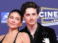 Timothee Chalamet y Kylie Jenner se dan la mano para recibir premios post-actor