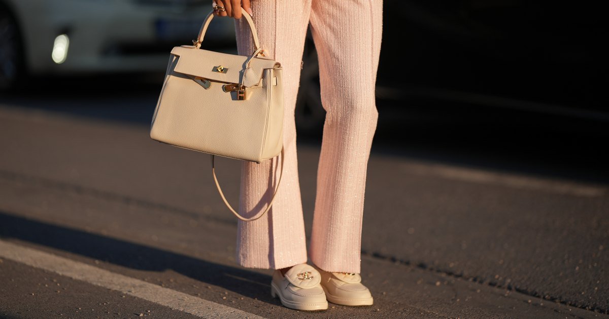 Shanice Messina viste pantalones cortos Marlene Boucle rosas de Zara, chaqueta box Boucle rosa de Zara, un par de mocasines de cuero marfil con logo dorado de Chanel, un bolso Kelly blanco con detalles dorados de Hermès, anillos apilados con piedras preciosas de Pomellato, un Just en Clou y una pulsera LOVE dorada de Cartier el 11 de mayo de 2025 en Munich, Alemania.