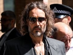 El juicio por violación de Russell Brand se pospone hasta octubre