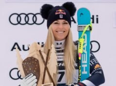 Lindsey Vonn muestra su pierna vendada durante una sesión de rehabilitación