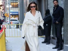 Consigue la gabardina Rich Mom de Miranda Kerr en Amazon