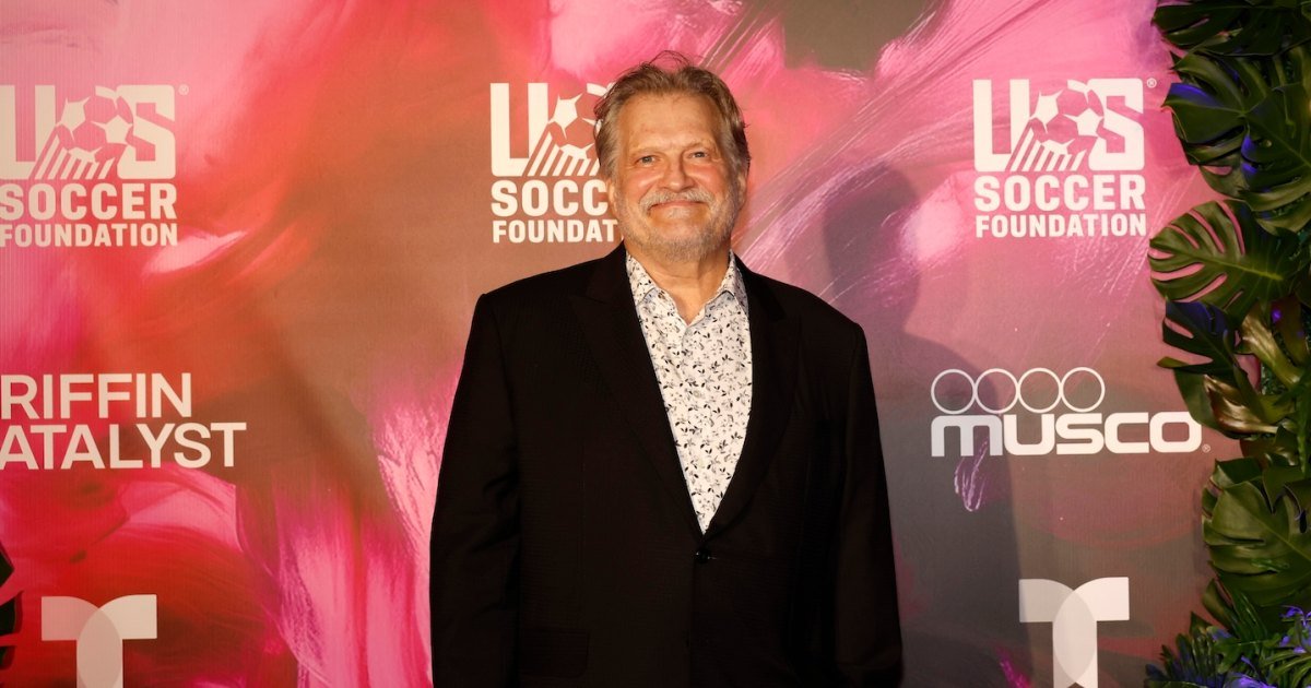 Drew Carey dice que salió a correr y cenó con su novia mientras sufría un infarto