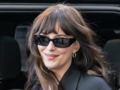 El estilo de bolso blanco listo para la primavera de Dakota Johnson está en Amazon