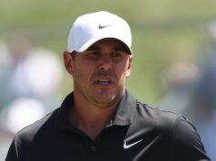 Brooks Koepka ayuda a un niño atropellado por un carrito de golf en Valspar