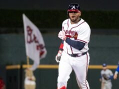 Dominic Smith de los Bravos de Atlanta conecta un jonrón tras la trágica muerte de su madre