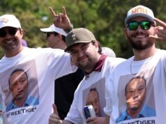 Los fanáticos de Tiger Woods muestran su apoyo con camisetas Mug Shot en el Abierto de Houston