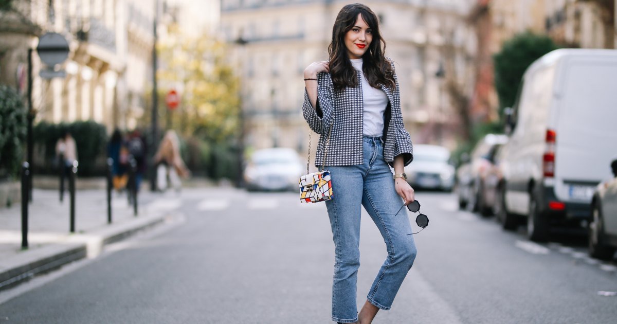 PARÍS, FRANCIA - 11 DE MARZO: La blogger de moda Sarah Benziane viste una chaqueta a cuadros de tweed de Zara, una camiseta blanca de Zara, un bolso Atelier Caesars multicolor, jeans cortos de mezclilla azul Newlook y zapatos negros Newlook el 11 de marzo de 2017 en París, Francia. (Foto de Edward Berthelot/Getty Images)