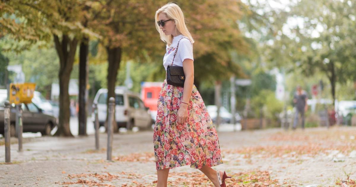 Sonia Lyson con falda midi con estampado floral Ganni, camiseta blanca con estampado Ganni Love Dog, bolso Chanel negro vintage, gafas de sol vintage y zapatos Dior rojos el 28 de agosto de 2017 en Berlín, Alemania.