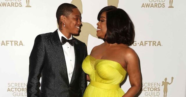 Jessica-Betts-and-Niecy-Nash-Stars-Who-Got-Cozy-at-the-SAG-Awards-Over-the-Years-Sag-Awards-2023.jpg