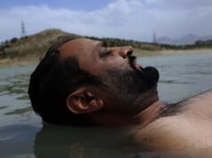 El director de “Un perro llamado dinero” prepara un documental sobre la resiliencia de la familia afgana