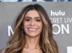 Lanza taburetes a la niña cercana Dakota Mortensen