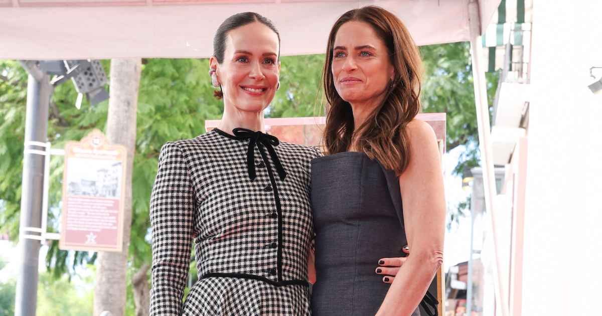 Sarah-Paulson-y-Amanda-Peet-GettyImages-2249038459