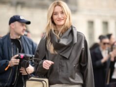 Sarah Pidgeon lució un bolso tote atemporalmente elegante en París