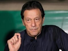 A un aficionado del críquet se le negó la entrada a la final del Sheffield Shield por llevar una camiseta que decía ‘Liberen a Imran Khan’