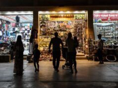 Cafés y tiendas egipcios se ven obligados a cerrar prematuramente debido a la guerra en Irán