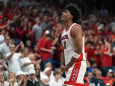 El No. 2 Arizona gana parte del título de la temporada regular de los 12 Grandes mientras Koa Peat regresa y se aleja del No. 14 Kansas