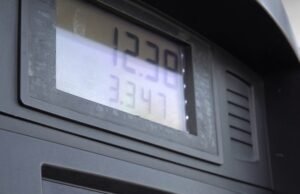 Los paisajistas de Charlotte luchan por mantenerse al día con el aumento de los precios de la gasolina: “extremadamente frustrante”