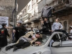 La policía de Jerusalén dispersa a las multitudes rebeldes de Purim mientras las fiestas callejeras violan las órdenes de seguridad en tiempos de guerra