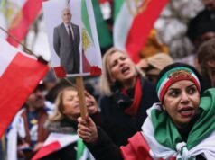 Los iraníes se unen a los judíos británicos para celebrar la muerte de Jamenei en la fiesta callejera de Golders Green