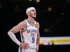 Alex Caruso del Thunder recibe una falta técnica por usar un zapato para bloquear un tiro en la victoria sobre el Magic