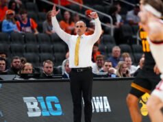 Ben McCollum cierra los informes que lo vinculan con otros trabajos después de llevar a Iowa a Elite 8 en la primera temporada.